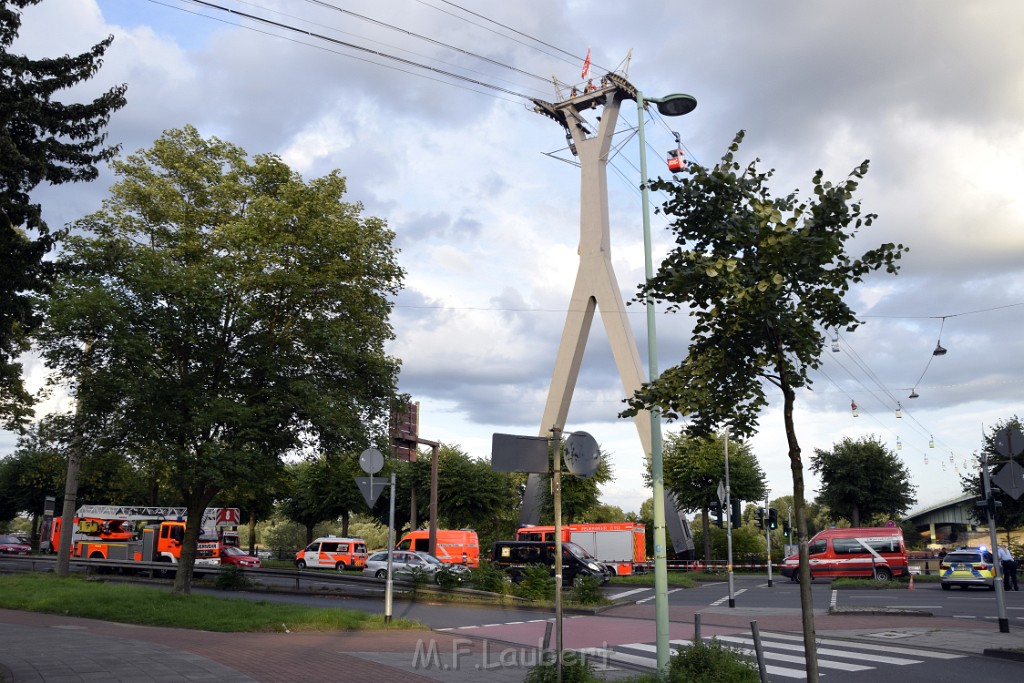 Koelner Seilbahn Gondel blieb haengen Koeln Linksrheinisch P697.JPG - Miklos Laubert